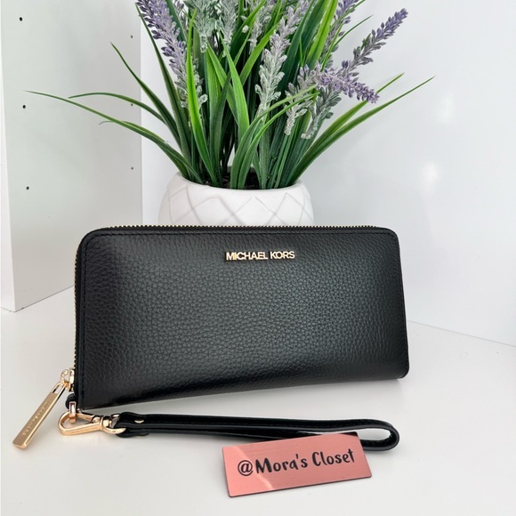 Michael Kors Handbags - 🦋Michael Kors Wallet